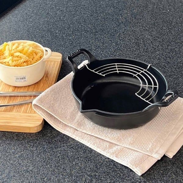 Chảo gang Oceno Tempura mỏ chim kèm giá gác là dòng sản phẩm chảo gang cao cấp có đầy đủ các ưu điểm của chảo gang truyền thống