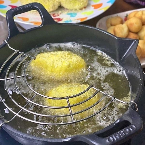 Chảo gang Oceno Tempura mỏ chim kèm giá gác là dòng sản phẩm chảo gang cao cấp có đầy đủ các ưu điểm của chảo gang truyền thống