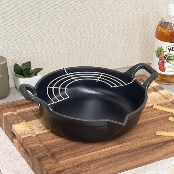 Chảo gang Oceno Tempura mỏ chim kèm giá gác là dòng sản phẩm chảo gang cao cấp có đầy đủ các ưu điểm của chảo gang truyền thống