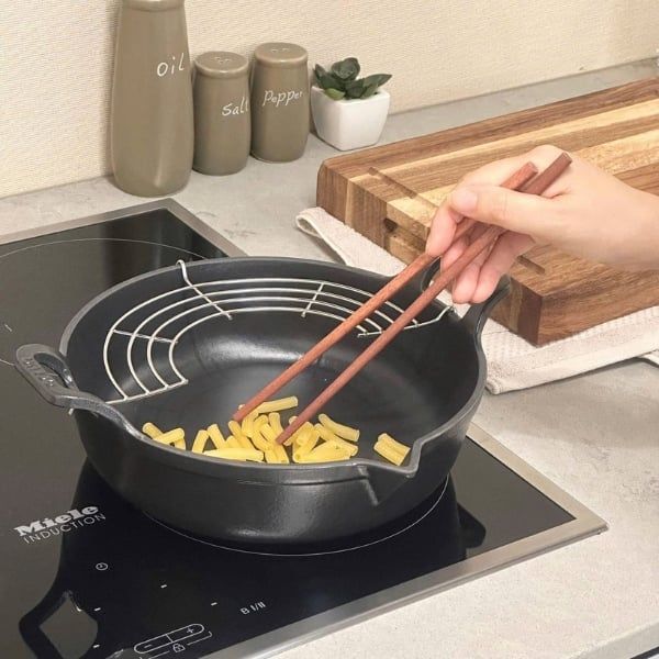 Chảo gang Oceno Tempura mỏ chim kèm giá gác là dòng sản phẩm chảo gang cao cấp có đầy đủ các ưu điểm của chảo gang truyền thống