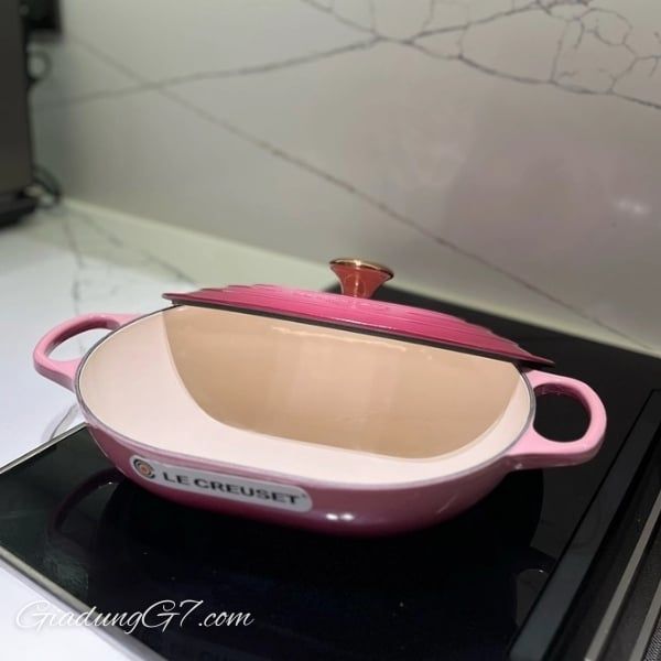Chảo gang Le Creuset Oblong 31cm màu Hồng Berry&nbsp;Tay cầm được thiết kế tiện dụng giúp dễ dàng nâng vật.