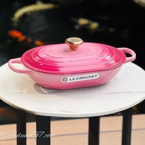 Chảo gang Le Creuset Oblong 31cm màu Hồng Berry&nbsp;Hoàn hảo để xào, chiên sơ, hấp và phục vụ trực tiếp các món ăn lên bàn