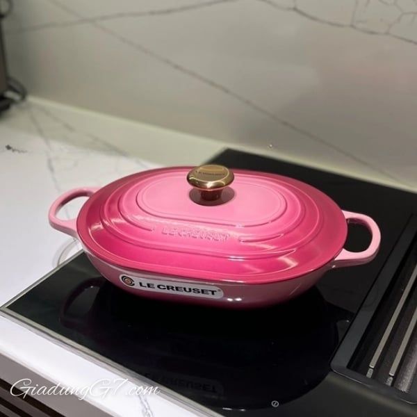 Chảo gang Le Creuset Oblong 31cm màu Hồng Berry&nbsp;Được chế tác thủ công từ gang bền bỉ tại Xưởng đúc Le Creuset