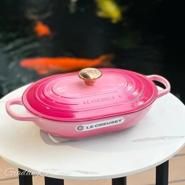 Chảo gang Le Creuset Oblong 31cm màu Hồng Berry&nbsp;Được chế tác thủ công từ gang bền bỉ tại Xưởng đúc Le Creuset