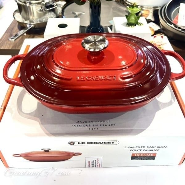 Chảo gang Le Creuset Oblong 31cm có nắp hình oval&nbsp;màu hồng Hoàn hảo để xào, chiên sơ, hấp và phục vụ trực tiếp các món ăn lên bàn