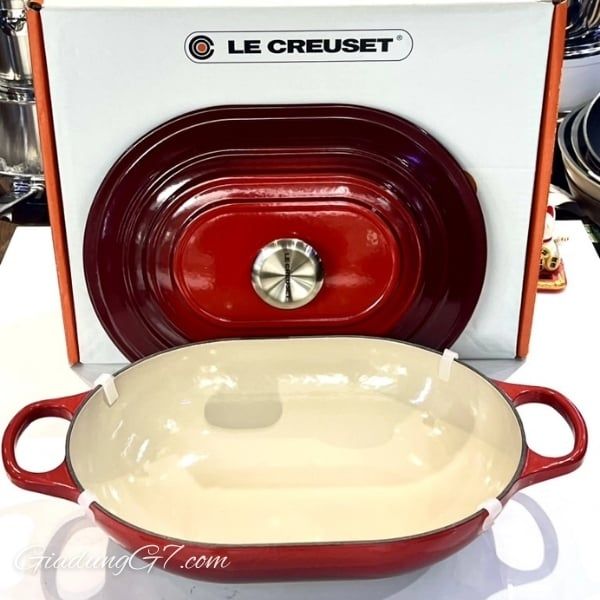 Chảo gang oval Le Creuset Oblong 31cm Gang tráng men mang lại khả năng phân bổ và giữ nhiệt vượt trội.
