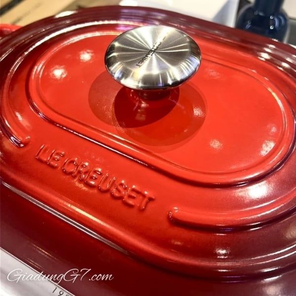 Chảo gang oval Le Creuset Oblong 31cm sang trọng này là điểm nhấn hoàn hảo cho căn bếp của bạn