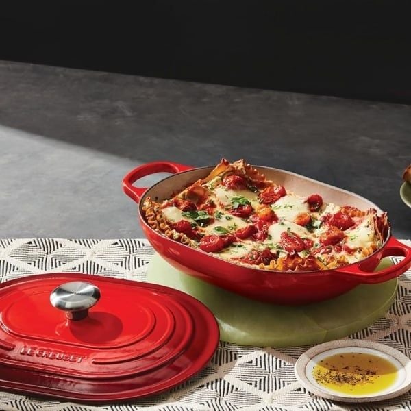 Chảo gang oval Le Creuset Oblong 31cm 3.4L - Màu Đỏ
