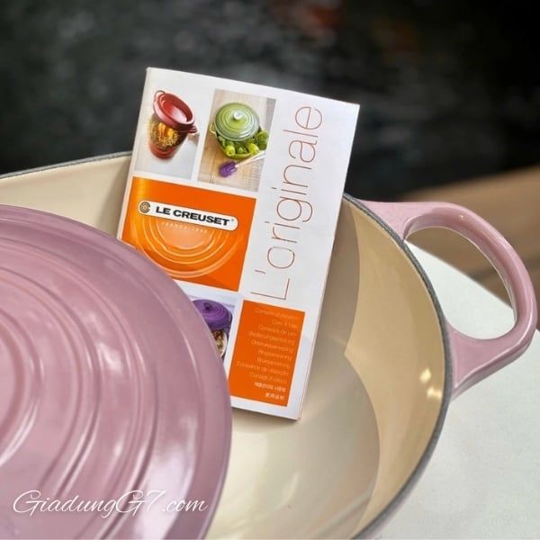 Chảo gang Le Creuset Oblong 31cm có tay cầm mới lớn hơn, lớp men dễ lau chùi và núm vặn bằng phenolic thời trang.