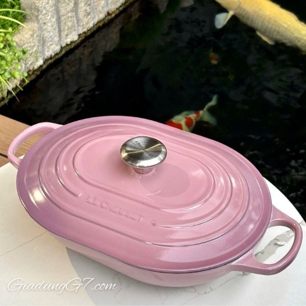 Chảo gang Le Creuset Oblong 31cm có nắp hình oval&nbsp;Màu Hồng Tím Hoàn hảo để xào, chiên sơ, hấp và phục vụ trực tiếp các món ăn lên bàn