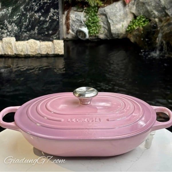 Chảo gang Le Creuset Oblong 31cm có tay cầm mới lớn hơn, lớp men dễ lau chùi và núm vặn bằng phenolic thời trang.