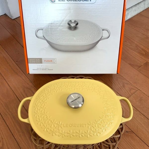 Chảo gang Le Creuset Oblong 31cm có nắp hình Hoa Mai Vàng Hoàn hảo để xào, chiên sơ, hấp và phục vụ trực tiếp các món ăn lên bàn