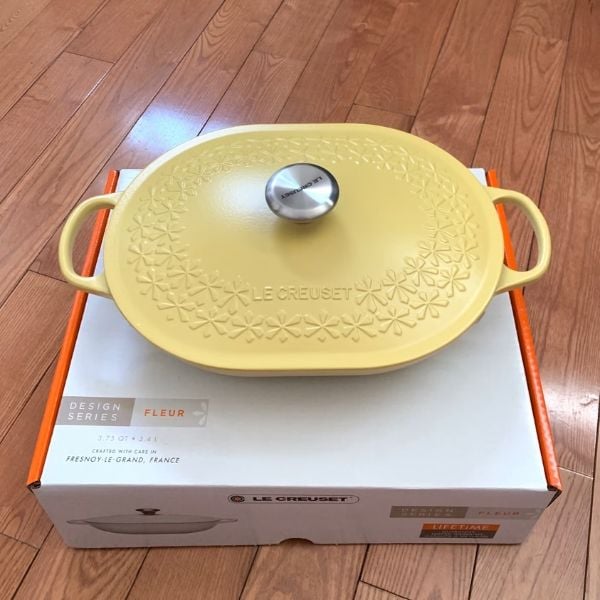 Chảo gang Le Creuset Oblong 31cm có nắp hình Hoa Mai Vàng Lớp men dễ lau chùi và bền bỉ, chống xỉn màu, ố vàng, sứt mẻ và nứt vỡ.