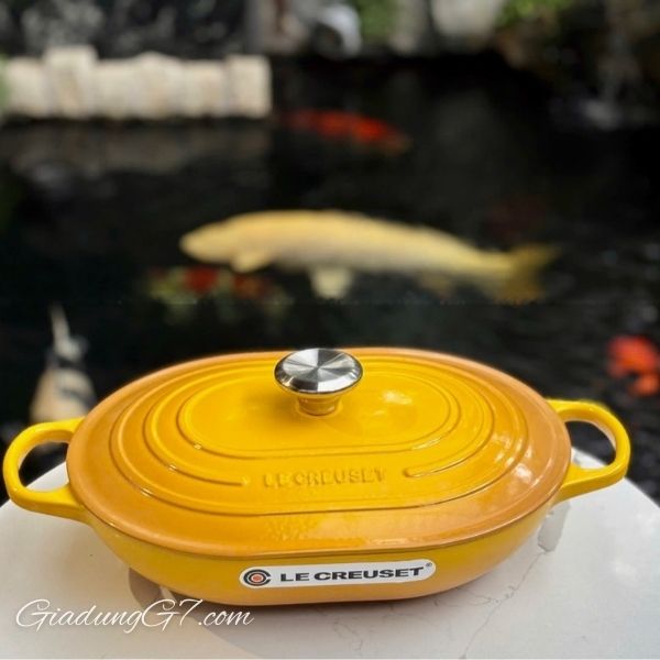 Chảo gang Le Creuset Oblong 31cm có tay cầm mới lớn hơn, lớp men dễ lau chùi và núm vặn bằng phenolic thời trang