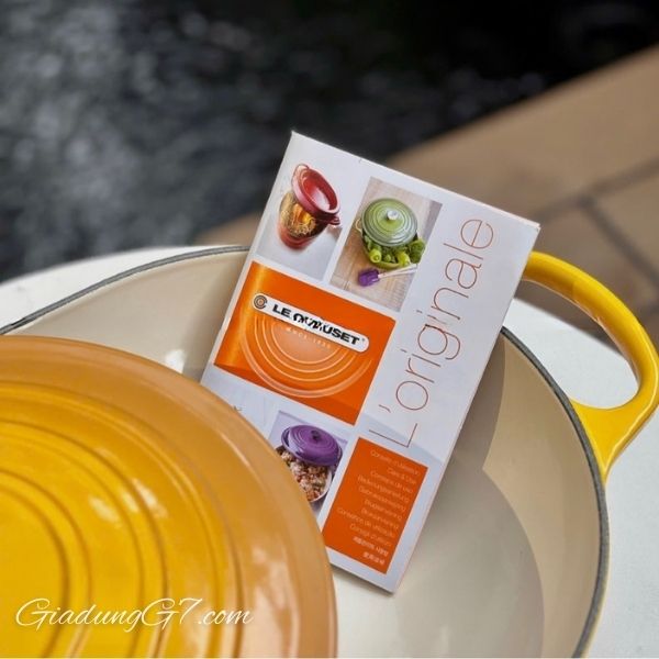 Chảo gang Le Creuset Oblong 31cm có tay cầm mới lớn hơn, lớp men dễ lau chùi và núm vặn bằng phenolic thời trang