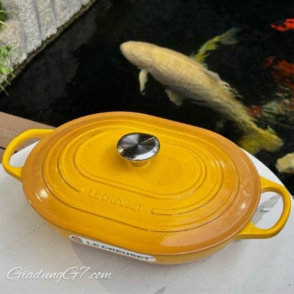 Chảo gang Le Creuset Oblong 31cm có tay cầm mới lớn hơn, lớp men dễ lau chùi và núm vặn bằng phenolic thời trang