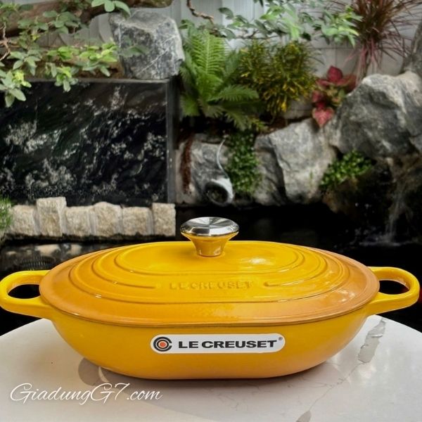 Chảo gang Le Creuset Oblong 31cm có nắp hình oval&nbsp;màu Màu Vàng Mù Tạt Hoàn hảo để xào, chiên sơ, hấp và phục vụ trực tiếp các món ăn lên bàn