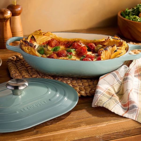 Chảo gang Le Creuset Oblong 31cm Tay cầm được thiết kế tiện dụng giúp dễ dàng nâng vật.