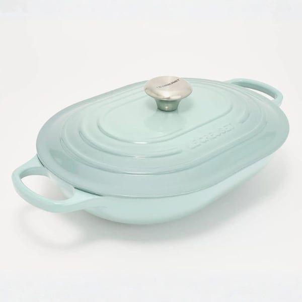 Chảo gang Le Creuset Oblong 31cm có nắp hình oval&nbsp;màu Xanh Sea Salt Hoàn hảo để xào, chiên sơ, hấp và phục vụ trực tiếp các món ăn lên bàn