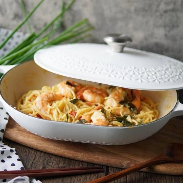 Chảo gang Le Creuset Oblong 31cm&nbsp;3.4L Lớp men dễ lau chùi và bền bỉ, chống xỉn màu, ố vàng, sứt mẻ và nứt nẻ