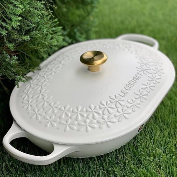Chảo gang Le Creuset Oblong 31cm&nbsp;3.4L có nắp hình oval - Hoa mai trắng&nbsp;Hoàn hảo cho việc xào, chiên ngập dầu, hấp và phục vụ trực tiếp món ăn tại bàn