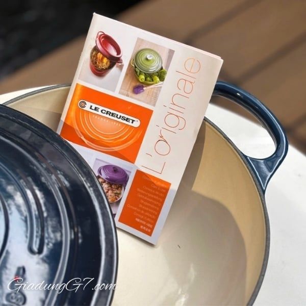 Chảo gang oval Le Creuset Oblong 31cm Gang tráng men mang lại khả năng phân bổ và giữ nhiệt vượt trội.