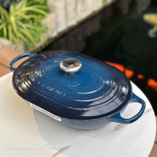 Chảo gang oval Le Creuset Oblong 31cm sang trọng này là điểm nhấn hoàn hảo cho căn bếp của bạn