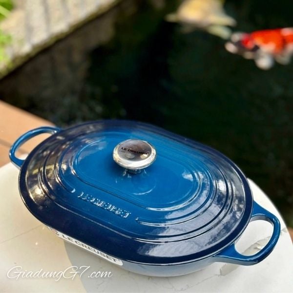 Chảo gang oval Le Creuset Oblong 31cm sang trọng này là điểm nhấn hoàn hảo cho căn bếp của bạn