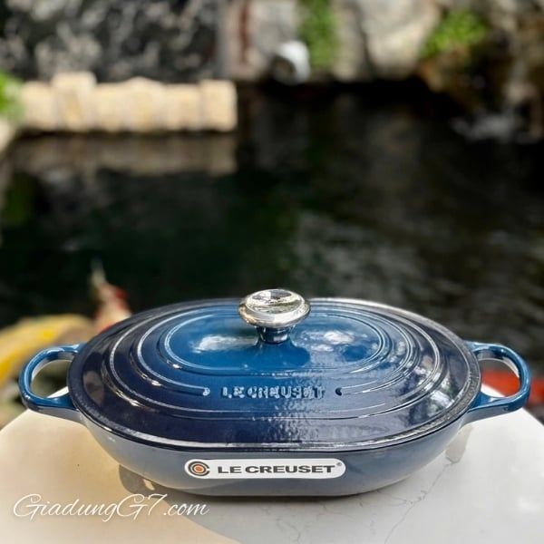 Chảo gang Le Creuset Oblong 31cm có nắp hình oval&nbsp;màu xanh Hoàn hảo để xào, chiên sơ, hấp và phục vụ trực tiếp các món ăn lên bàn