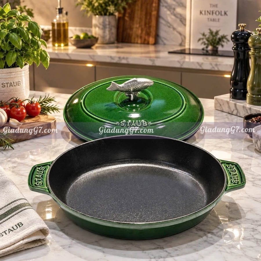 Chảo gang Staub 23cm Nắp đậy đảm bảo phân bổ nhiệt đều, giúp thức ăn tiếp tục chín ngay cả sau khi tắt bếp.