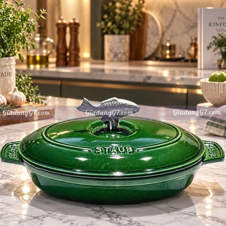 Chảo gang Staub 23cm Nắp đậy đảm bảo phân bổ nhiệt đều, giúp thức ăn tiếp tục chín ngay cả sau khi tắt bếp.