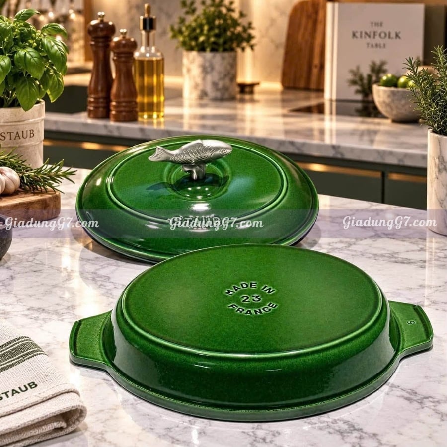 Chảo gang Staub 23cm Nắp đậy đảm bảo phân bổ nhiệt đều, giúp thức ăn tiếp tục chín ngay cả sau khi tắt bếp.