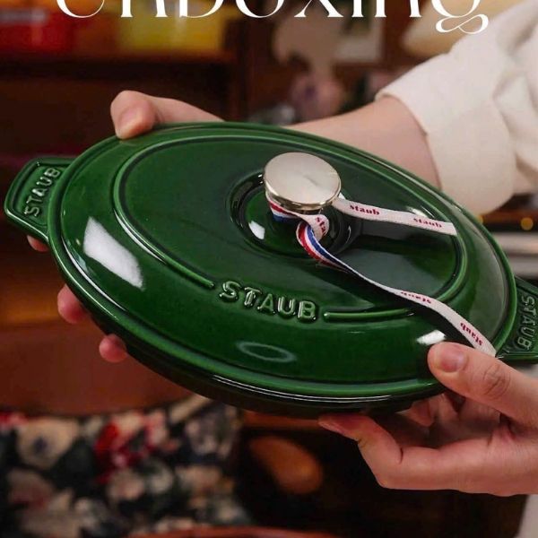 Chảo gang Staub 23cm màu xanh lá húng quế và bộ dụng cụ nấu ăn bằng gang tráng men cho mùa lễ hội thu/đông!