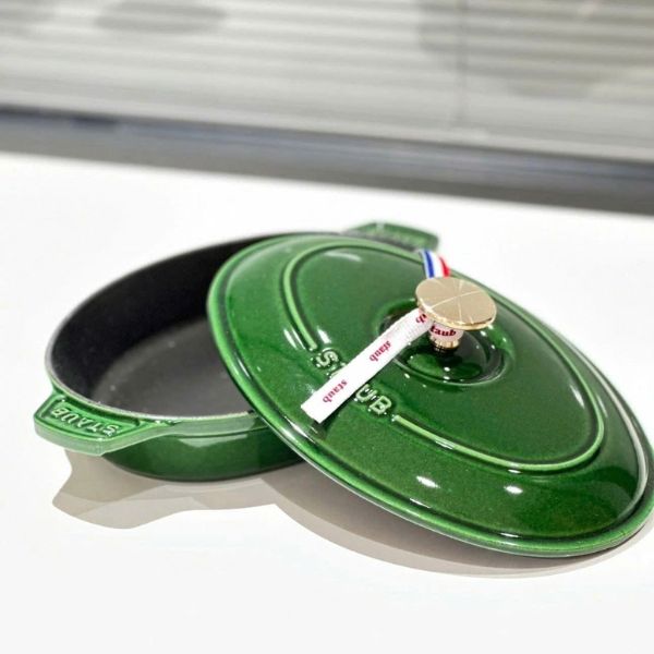 Chảo gang Staub 23cm màu xanh lá húng quế cho phép bạn nấu nướng mà không làm mất đi hương vị của nguyên liệu.