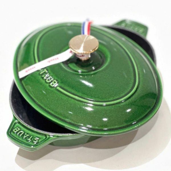 Chảo gang Staub 23cm màu xanh lá húng quế cho phép bạn nấu nướng mà không làm mất đi hương vị của nguyên liệu.