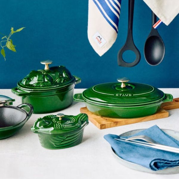 Chảo gang Staub 23cm màu xanh lá húng quế cho phép bạn nấu nướng mà không làm mất đi hương vị của nguyên liệu.