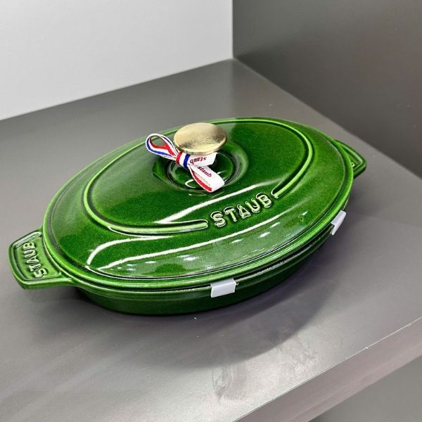 Chảo gang Staub 23cm màu xanh lá húng quế cho phép bạn nấu nướng mà không làm mất đi hương vị của nguyên liệu.