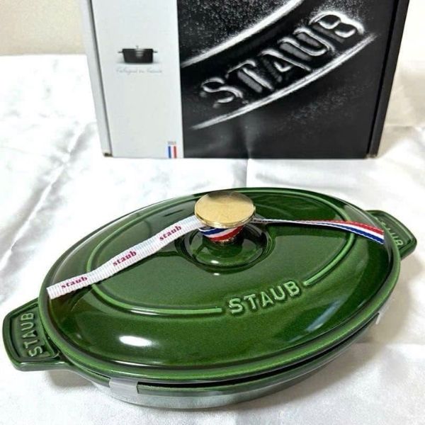 Chảo gang Staub 23cm màu xanh lá húng quế cho phép bạn nấu nướng mà không làm mất đi hương vị của nguyên liệu.
