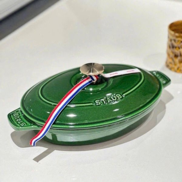 Chảo gang Staub 23cm màu xanh lá húng quế cho phép bạn nấu nướng mà không làm mất đi hương vị của nguyên liệu.