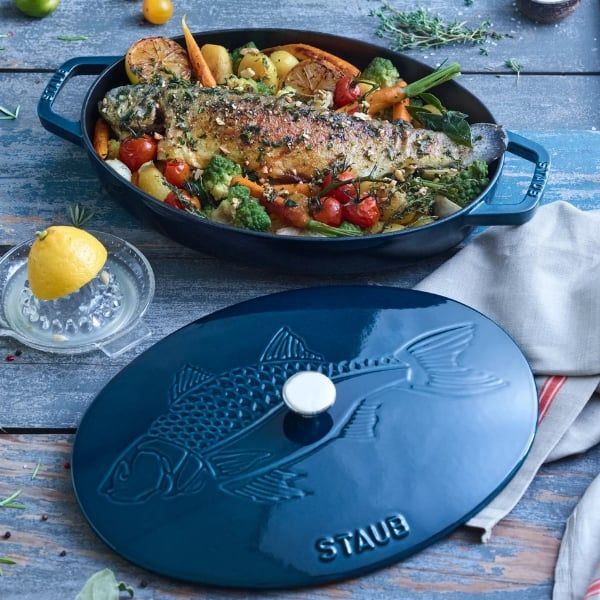 Chảo gang oval Staub nắp cá 32cm màu xanh Lamer Thiết kế tinh tế làm cho chiếc nồi gang kiểu Pháp thực sự nổi bật và tạo điểm nhấn thú vị