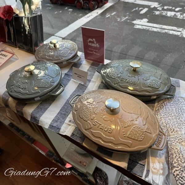 Chảo gang oval Staub Ocean 23cm 1 lít giúp bạn trang trí nhà bếp đồng thời đóng vai trò như một món đồ chức năng để nấu ăn và giải trí.