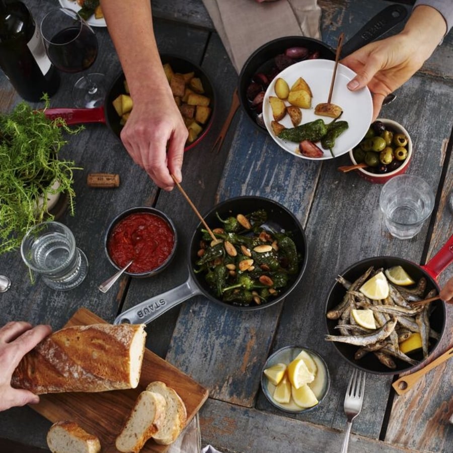 Chảo gang Staub 16cm Kích thước nhỏ gọn nhưng đa năng, thích hợp để rang gia vị, chiên trứng, nướng và phục vụ các phần ăn riêng lẻ.