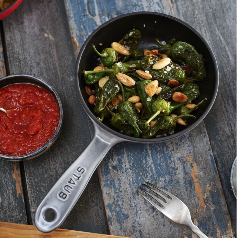 Chảo gang Staub 16cm Kích thước nhỏ gọn nhưng đa năng, thích hợp để rang gia vị, chiên trứng, nướng và phục vụ các phần ăn riêng lẻ.