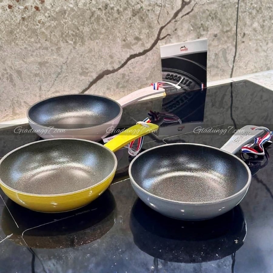 Chảo gang Staub 16cm&nbsp;xứng đáng có vị trí trên bếp – và cả trên bàn ăn – và đủ duyên dáng để giữ nguyên ở đó.