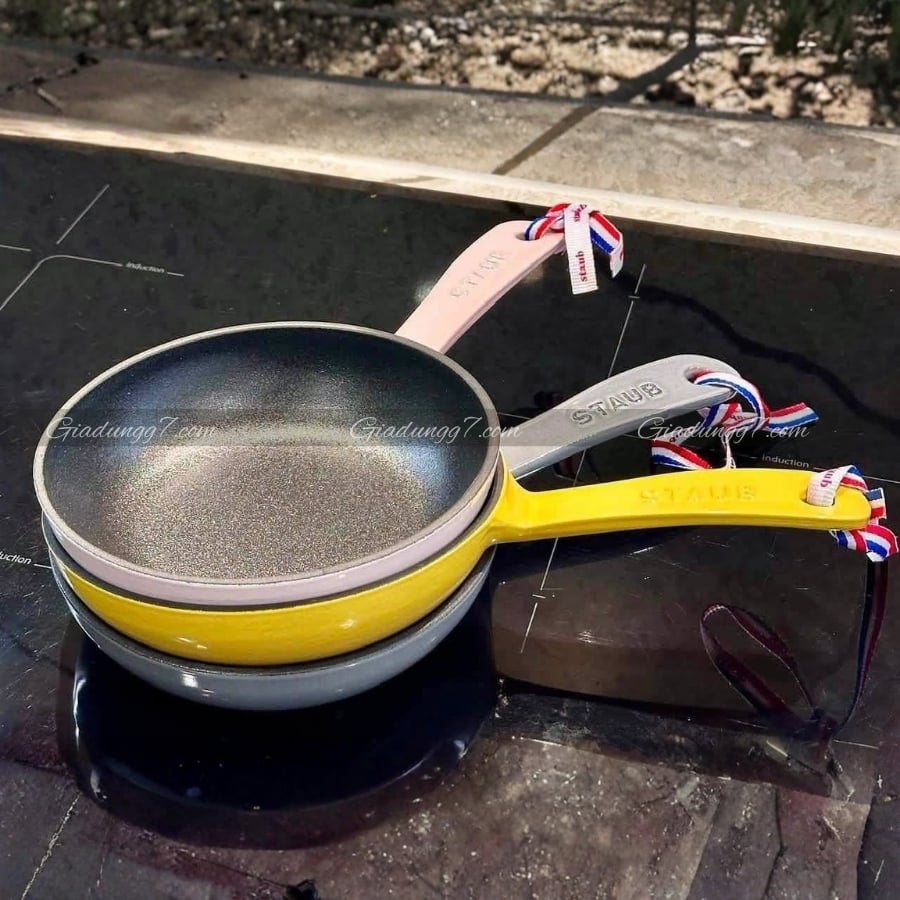 Chảo gang Staub 16cm Được chế tạo để sử dụng trọn đời, những sản phẩm gia truyền này được thiết kế để truyền từ thế hệ này sang thế hệ khác.