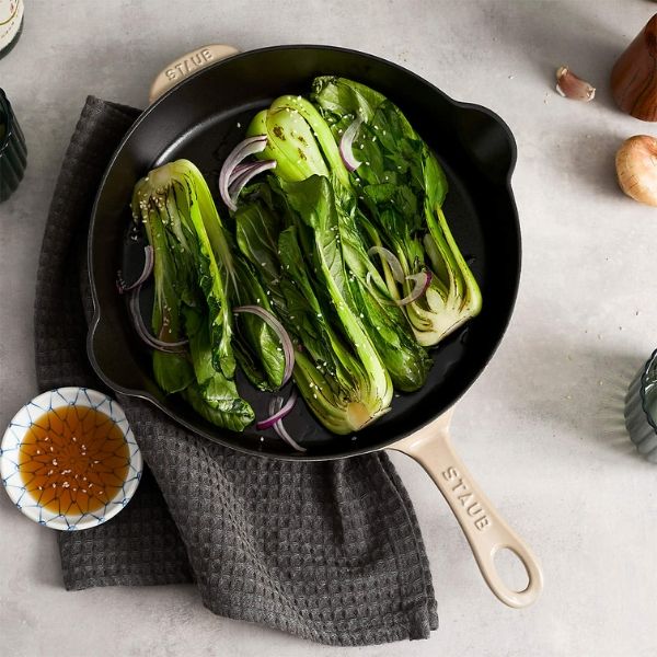 Chảo gang Staub Seasame 22cm Tay cầm chắc chắn, cân đối, thao tác an toàn khi nấu nướng.