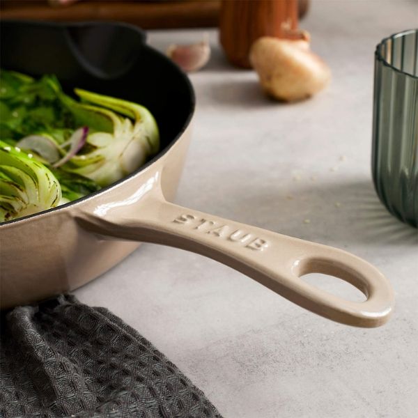 Chảo gang Staub Seasame 22cm Nội thất tráng men đen mờ có vân.