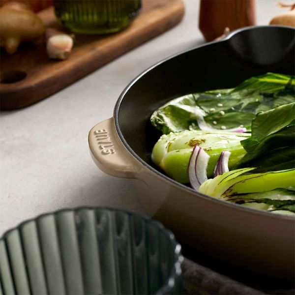 Chảo gang Staub Seasame 22cm Nội thất tráng men đen mờ có vân.