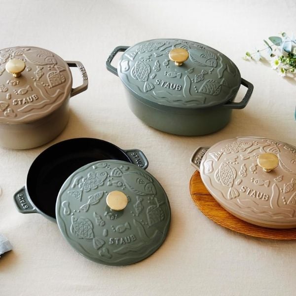 Chảo gang tròn Staub Ocean 20cm 0.75L 1028991 là loại chảo&nbsp;nông, hoàn hảo để bày biện trên bàn ăn.