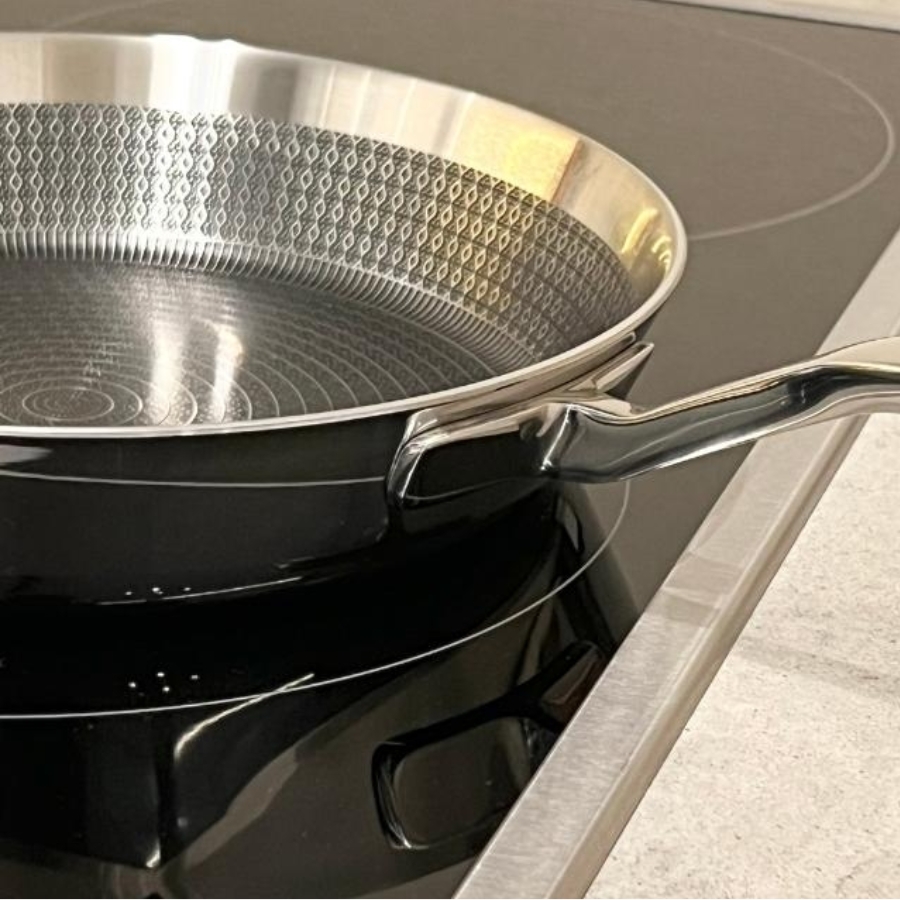 Chảo inox chống dính hoa văn nổi Tri-Ply Kaiyo 20cm/24cm/26cm Tay cầm Cool Touch – Chắc chắn và thoải mái khi sử dụng